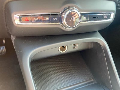 2021 Volvo XC40 Momentum