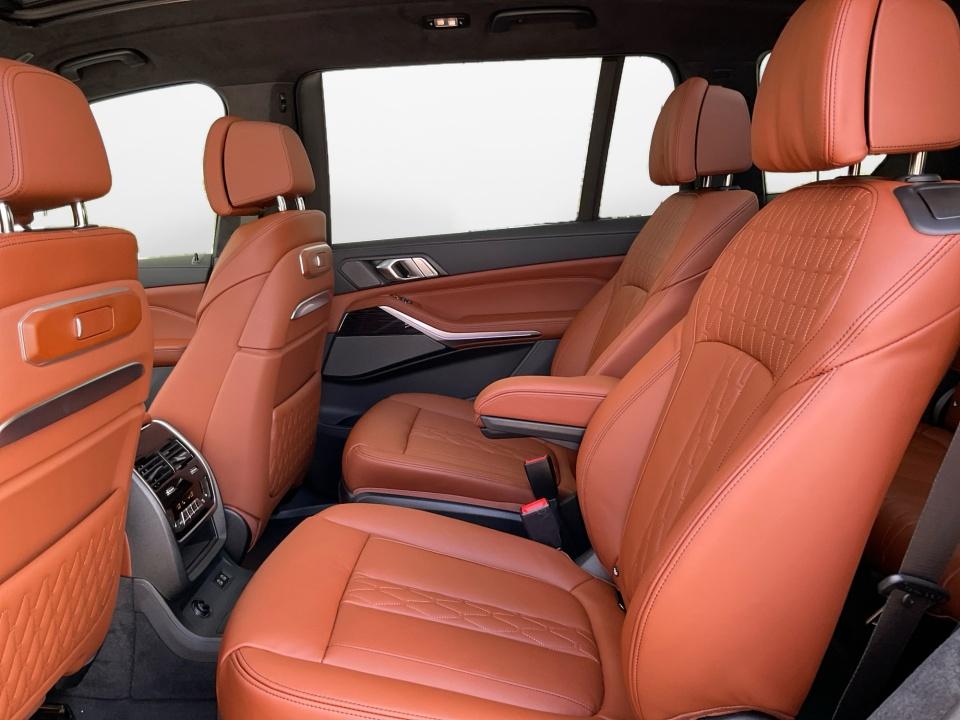 2027 BMW X7 M60i