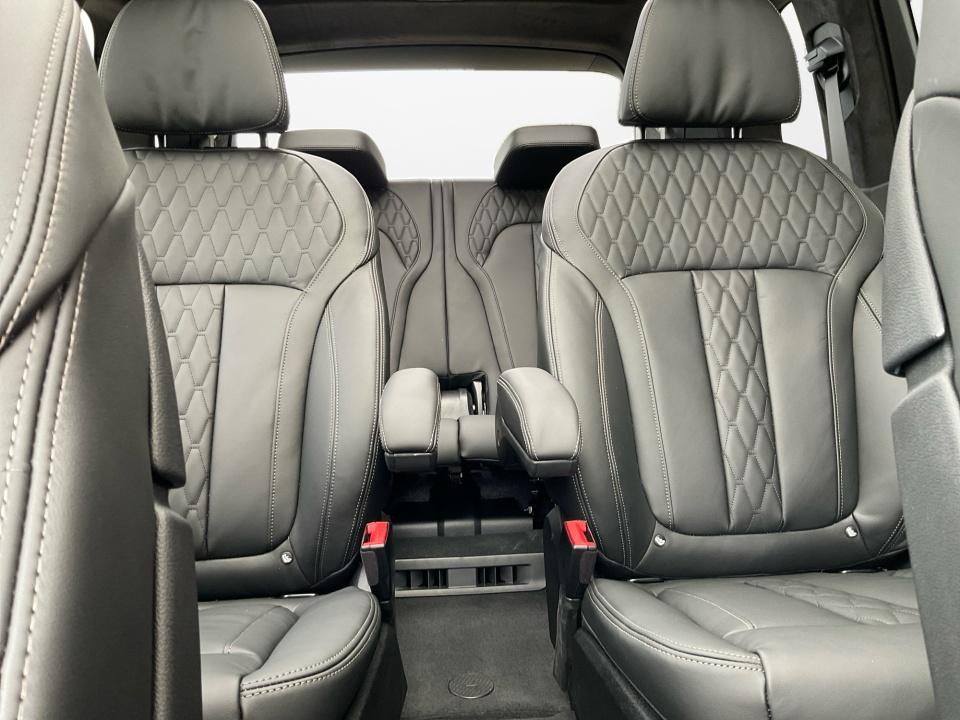 2027 BMW X7 M60i