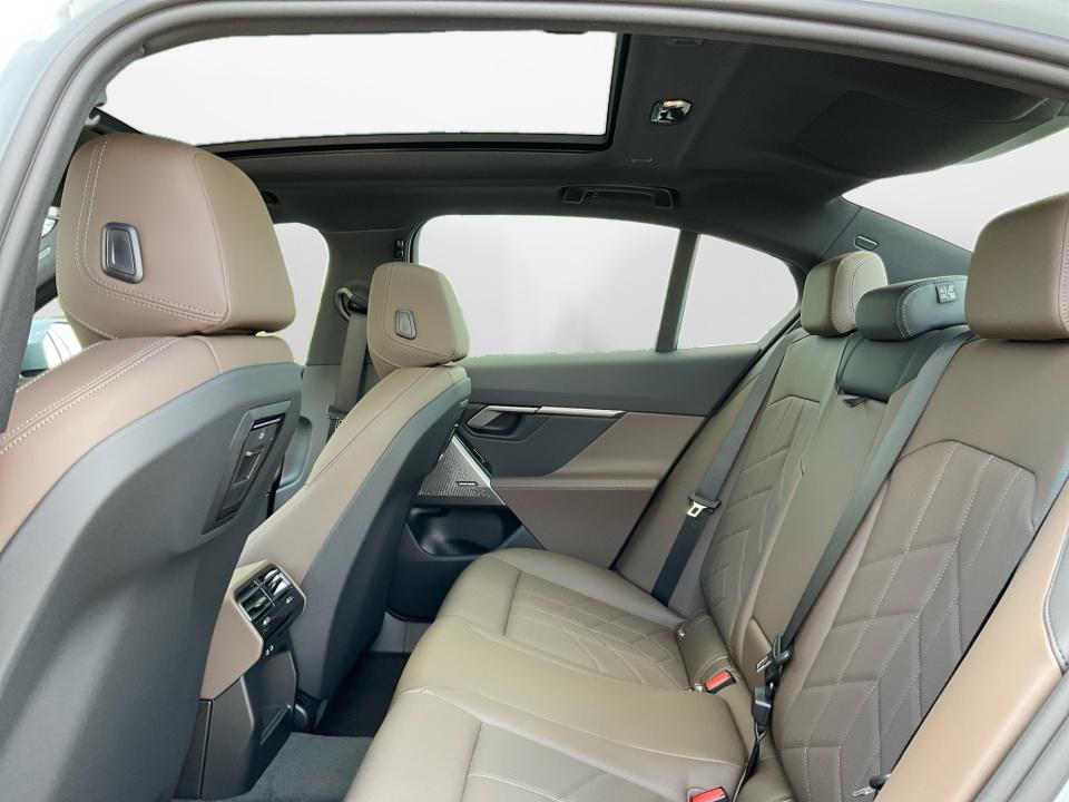 2027 BMW 530i 530i xDrive